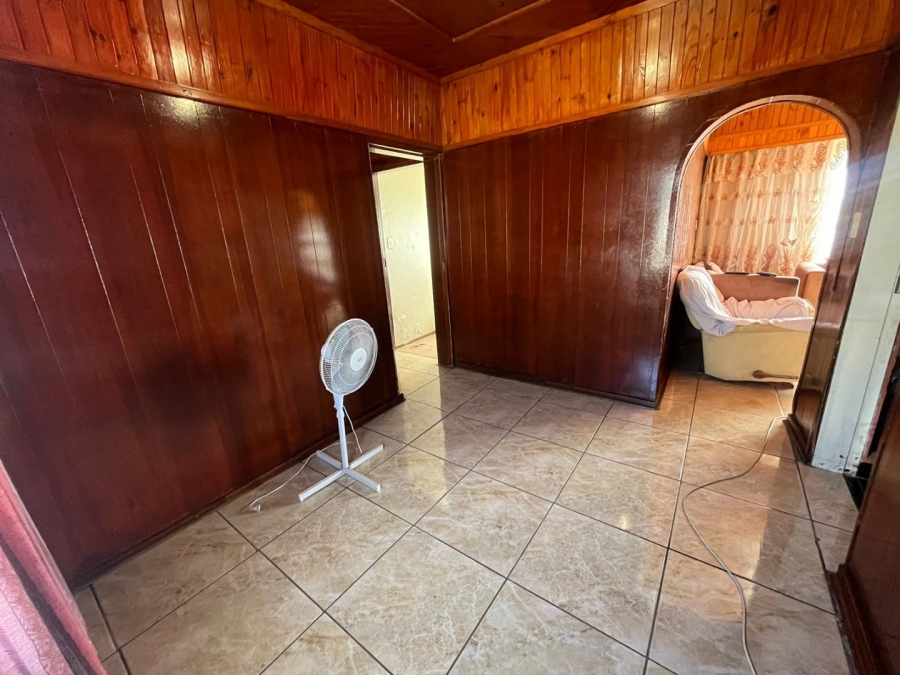3 Bedroom Property for Sale in Molifi Tau Kloof Free State